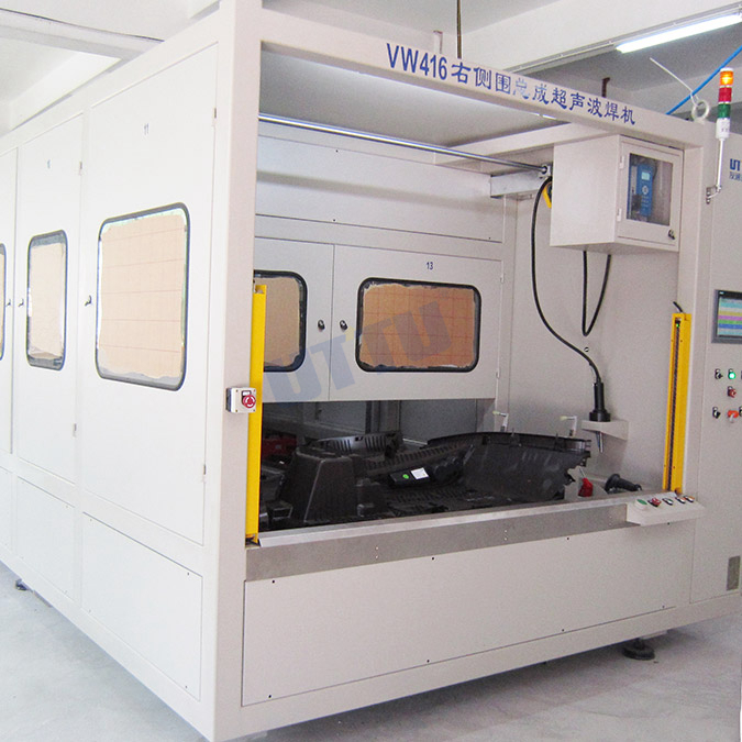 Ultrasonic welding equipment for auto body side