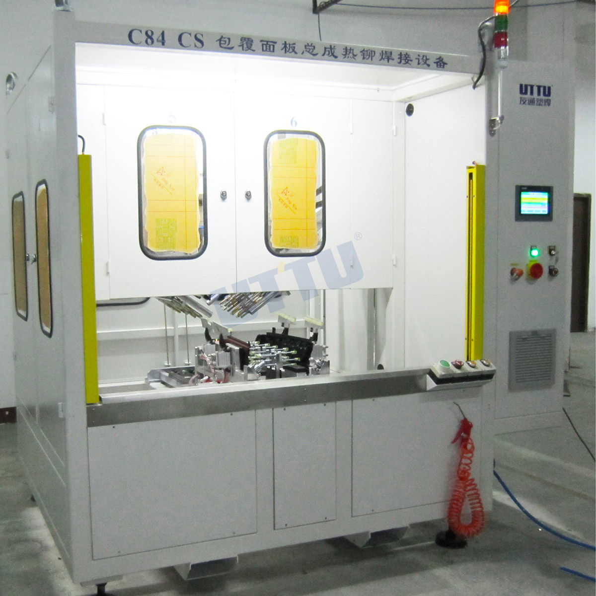 Coated heat-riveting equipment for auto doorplate